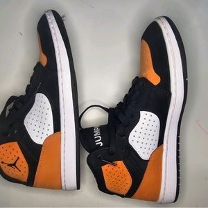 Size 9 Men’s Nike Jordan Access Shattered Backboard